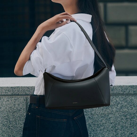 Cuyana Forma Shoulder Bag in Black - Picture 4 of 5